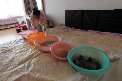 万源楼上漏水，住户失联，小区没物管，业主维权难！律师来支招……